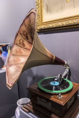 Disk ile retro gramofon fotoğrafı