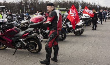 Gece kurt ve onların motosiklet bisikletçileri kulübü