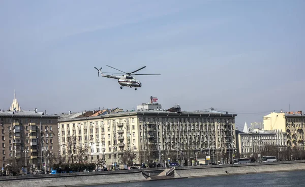 Moskova'da Rus helikopterin eğitim uçuşları