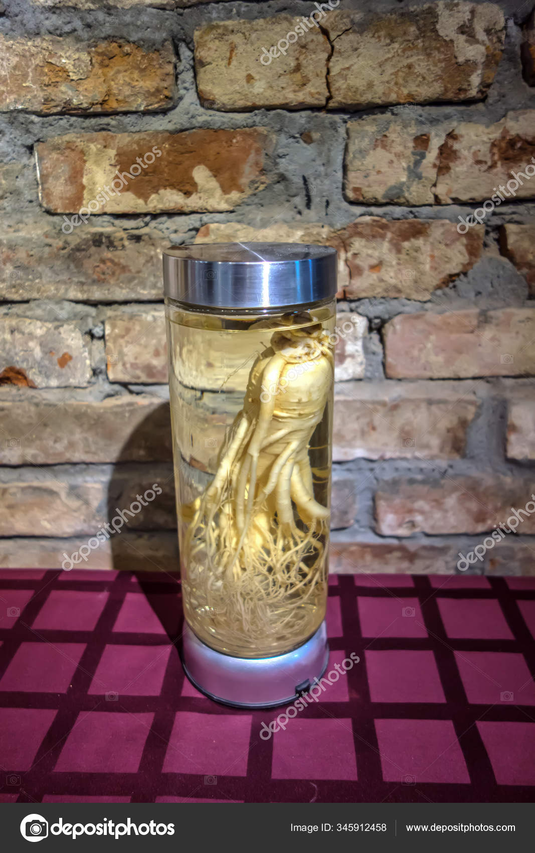 Винтажная стеклянная бутылка с целебной настойкой из корня женьшеня
