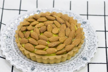 tatlı ve lezzetli badem pasta