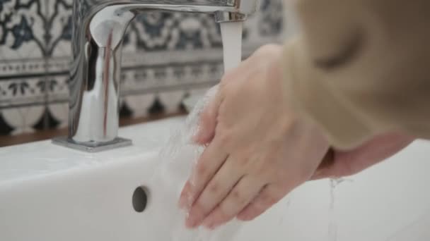 Close-up van vrouwen handen wassen met zeep onder water in de badkamer. — Stockvideo
