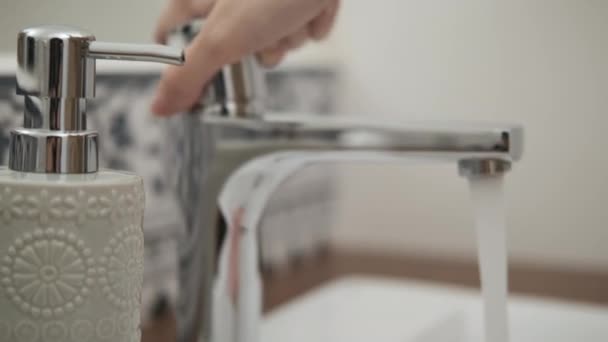 Gros plan des mains féminines poussant sur un distributeur avec du savon liquide pour se laver les mains . — Video