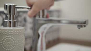 Kadın ellerinin sıvı şeffaf sabunla şeker kutusuna bastırması.