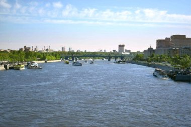 gemi yelken Nehri üzerinde