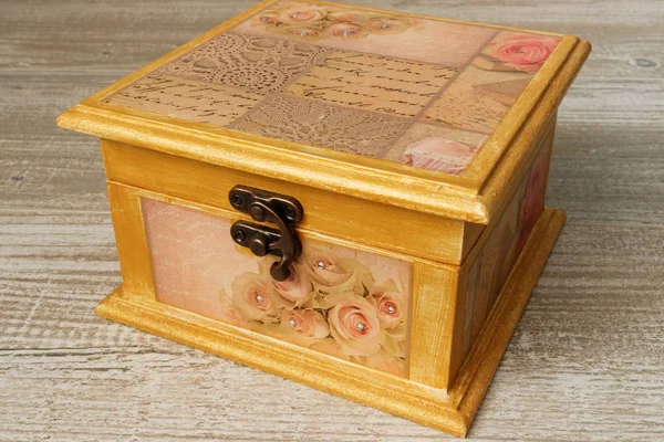 Decoupage decorated closed vintage jewelry box on wooden background — Stock Photo, Image