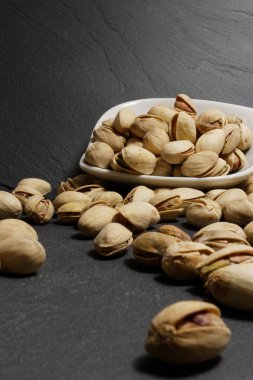Siyah arka plan üzerine beyaz kase fıstık 