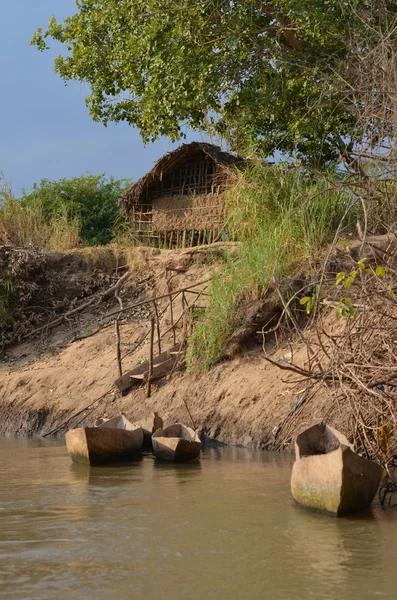 Ahşap Kano ve Tanzanya Afrika'daki Mikumi nehir kıyısında içinde çamur kulübe — Stok fotoğraf