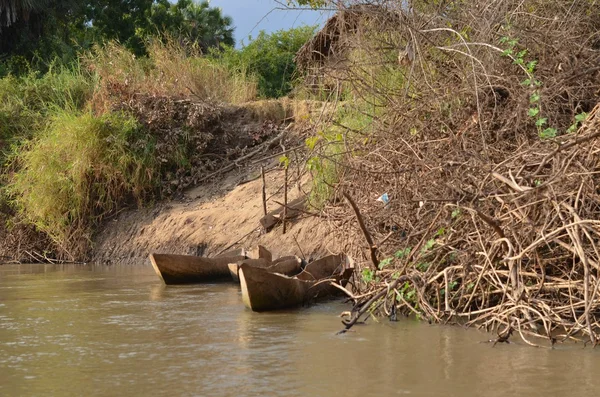 Canots en bois et cabane de boue sur la rive du fleuve Mikumi en Tanzanie Afrique — Photo