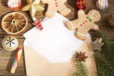 Noel dekorasyonu ile bir gingerbread