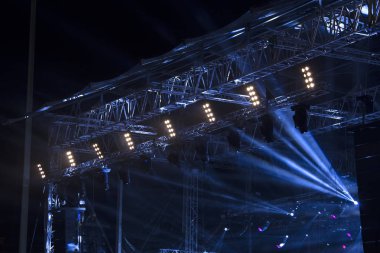 Mavi bir ışık ışınlarının ile sahne