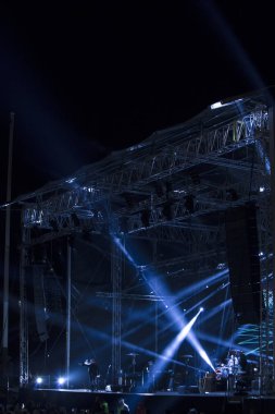 Mavi bir ışık ışınları ile sahne