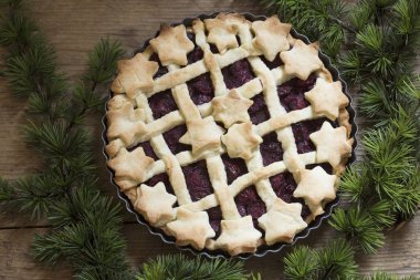 Çam dalları ile vişneli tart