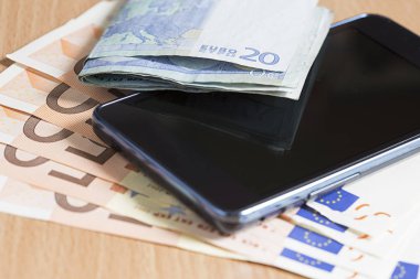 cep telefonu ve euro banknot