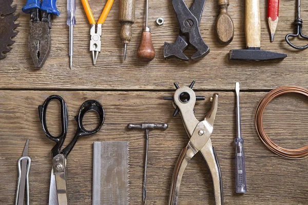 Varias herramientas sobre fondo de madera — Foto de Stock