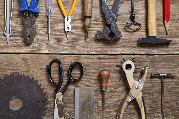 Varias herramientas sobre fondo de madera — Foto de Stock