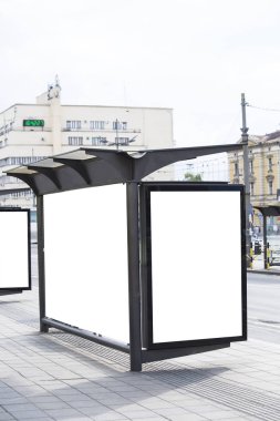 Bir otobüs istasyonu üzerinde boş billboard