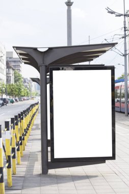 Boş bir tramvay istasyonu billboard