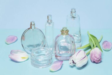 Parfüm şişeleri ve laleler