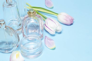 Parfüm şişeleri ve laleler