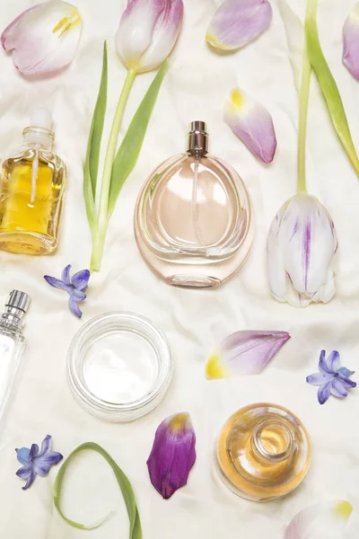 Parfüm şişeleri ve laleler — Stok fotoğraf