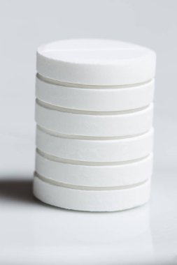 gri zemin üzerine beyaz hap