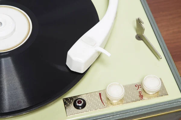 Altes Grammophon mit der LP-Schallplatte — Stockfoto