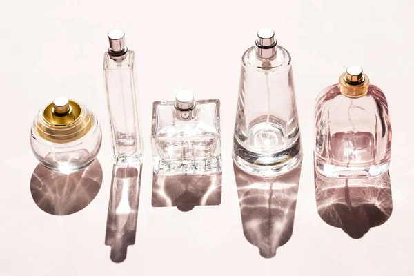 Flacons de parfum avec les ombres — Photo