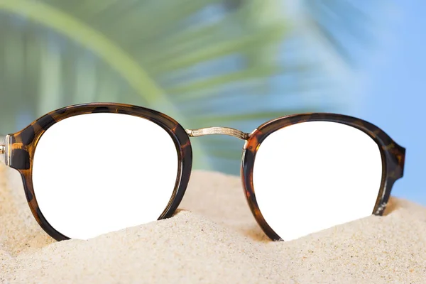 Sonnenbrille auf Sand — Stockfoto