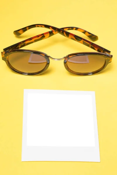 Gafas de sol con imagen en blanco — Foto de Stock