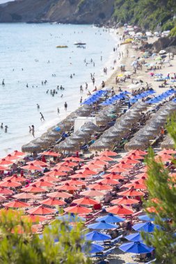 Kırmızı şemsiye ile bir plaj