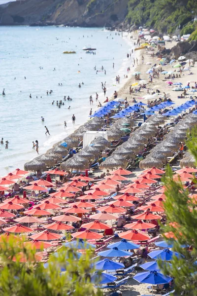 Kırmızı şemsiye ile bir plaj