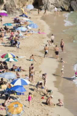 Renkli şemsiye ile bir plaj