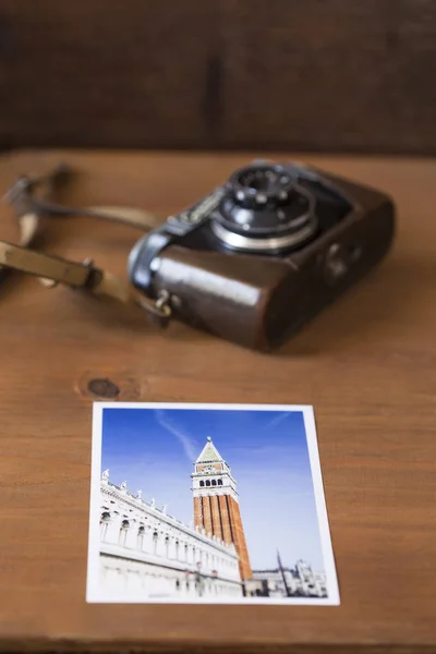 Gammal kamera med Venedig foto — Stockfoto