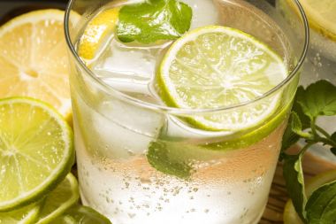 Detoks su kireç ve nane ile