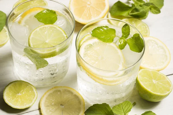 Detoks su kireç ve nane ile