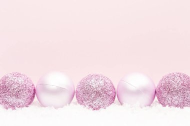 Beyaz kar üzerinde Noel topları