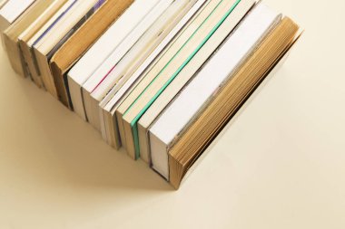 Kitap ile yığını