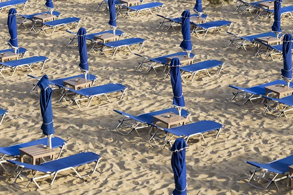 La spiaggia con gli ombrelloni blu — Foto Stock