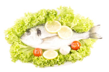 Dorade balık taze sebze ile