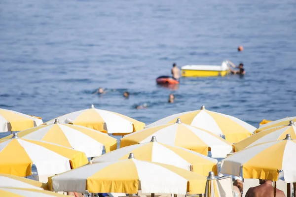 Spiaggia con gli ombrelloni gialli — Foto Stock