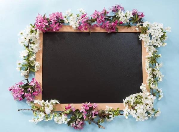 Pizarra con las flores de primavera — Foto de Stock