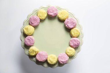 Yeşil plaka üzerinde renkli macaroons