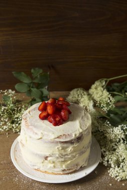 Kek krem beyaz çikolata ve çilek