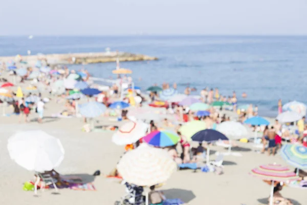 Spiaggia con gli ombrelloni colorati — Foto Stock