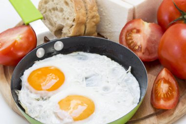 iki kızarmış yumurta