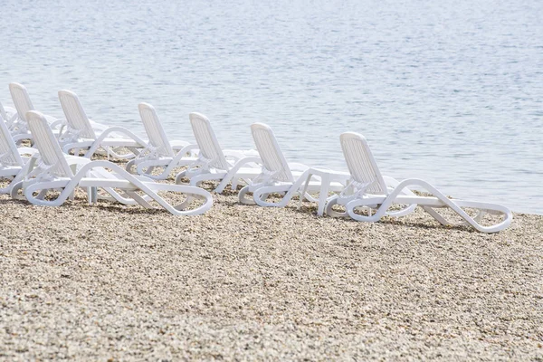 Spiaggia libera con sedie a sdraio — Foto Stock