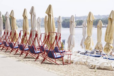 Şezlonglar ile boş beach