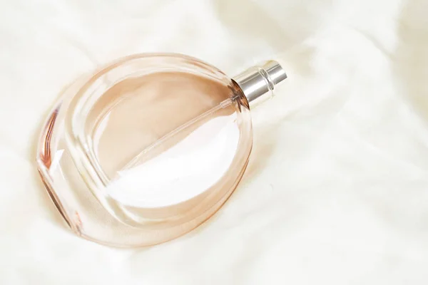 Flakon perfum na jedwabiu — Zdjęcie stockowe