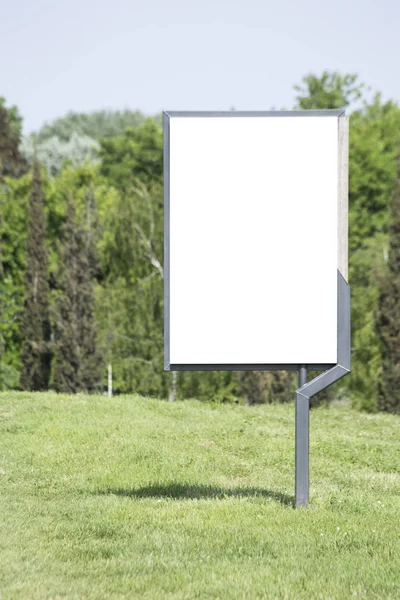 Panneau d'affichage blanc dans le parc — Photo